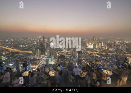 Persone al tetto del Maha Nakhon Building a Sathon nella città di Bangkok in Thailandia nel sud dell'Asia. Thailand, Bangkok, novembre 2019 Foto Stock
