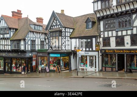 Wyle Cop a Shrewsbury, Inghilterra, presenta edifici storici incorniciati in legno come l'Henry Tudor Inn Foto Stock