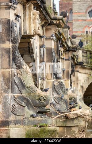 Primo piano di figure in pietra scolpite sul ponte inglese, Shrewsbury, Shropshire, Inghilterra Foto Stock