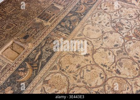 UMM AR-RASAS, GIORDANIA - 9 LUGLIO 2022: Mosaici bizantini nelle rovine della chiesa di Santo Stefano nel sito di Umm ar-Rasas in Giordania Foto Stock