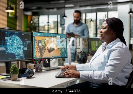 Donna nera che utilizza il sistema di deep learning ai e il software CAD architettonico, utilizzando l'interfaccia di reti neurali per progettare un layout di appartamento tramite rendering 3D. Ufficio agenzia creativa. Foto Stock