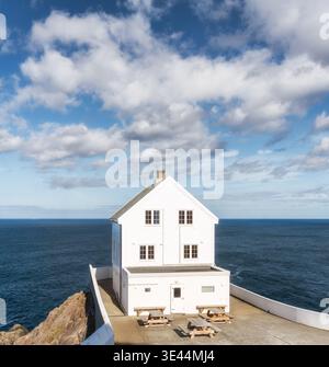 La vista sopraelevata dal vecchio faro di Krakenes, rimanendo in alto, rivela l'ampio oceano Atlantico e l'orizzonte lontano, creando un senso di spazio aperto e spa Foto Stock