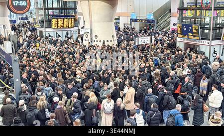Londra, Regno Unito. 25 marzo 2026. Migliaia di pendolari sono visti affollati nell'atrio della stazione di London Bridge durante il picco serale. Un significativo errore di segnalazione al di fuori della stazione, che secondo le autorità non può essere riparato fino alla fine del servizio, ha comportato la sospensione totale o un grave ritardo dei servizi Southern e Thameslink. L'orologio della stazione mostra l'altezza dell'interruzione dell'ora di punta quasi alle 18:00. Credito: Glosszoom/Alamy Live News Foto Stock
