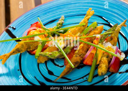 Fritto in pastella con salsa cremosa allo zenzero, pomodori, pasta balsamica Foto Stock