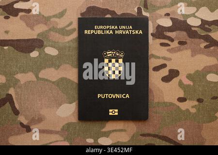 Passaporto croato sul tavolo da vicino. Libro ufficiale dei documenti di identificazione per i cittadini della Croazia. Concetto di viaggio e turismo in Croazia Foto Stock