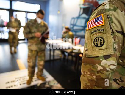 I paracadutisti assegnati alla 82° Divisione Airborne attendono in linea per ricevere il vaccino COVID-19 allo Sports USA su Fort Bragg, N.C., 14 gennaio 2021. Foto Stock