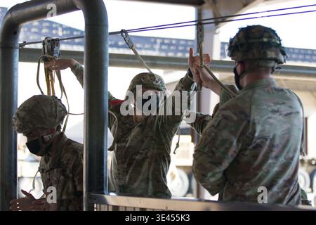 I paracadutisti assegnati alla 82nd Airborne Division prendono parte a uscite sostenute, luci rosse, rifiuti di salto, ponticelli trainati e procedure di emergenza Foto Stock