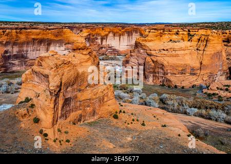 Vista panoramica della valle del canyon e delle scogliere di arenaria dal sentiero Massacre Cave nel Canyon de Chelly Foto Stock