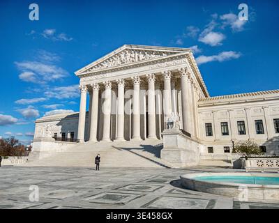 WASHINGTON, DC - 16 NOVEMBRE 2022: In una giornata fredda d'inverno, una persona anonima si trova di fronte alla Corte Suprema degli Stati Uniti. Foto Stock