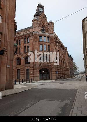 Edificio ornato in pietra arenaria rossa con Torre dell'Orologio a Stoccolma, Svezia Foto Stock