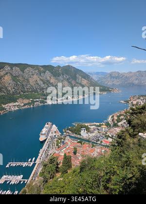 Veduta aerea della Baia di Cattaro con nave da crociera e della città vecchia del Montenegro Foto Stock