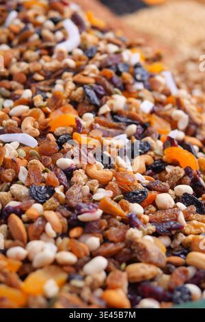Frutta secca e frutta secca in esposizione in un mercato Foto Stock