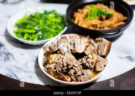 Anatra brasata cinese in stile cantonese con verdure e piatto di riso servito su tavolo di marmo a Guangzhou Foto Stock