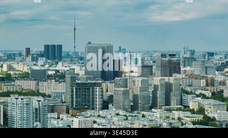 Panorama della città di Mosca con edifici moderni e l'iconica Torre Ostankino Foto Stock
