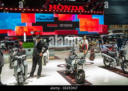 Bangkok, Thailandia. 24 marzo 2026. Lo stand Honda visto durante il 47° Salone Internazionale dell'automobile di Bangkok presso l'IMPACT Challenger Hall. Molti produttori di auto e motociclette hanno partecipato allo spettacolo. Quest'anno, il tema è "LA SINCRONICITÀ ICONICA", che indica la perfetta integrazione tra innovazione automobilistica, tecnologia avanzata e design unico. Credito: SOPA Images Limited/Alamy Live News Foto Stock