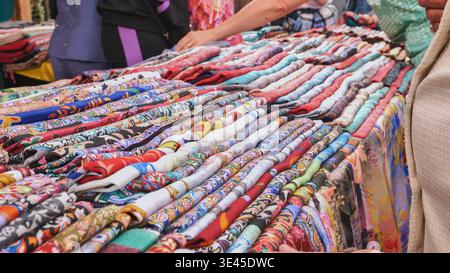 Tessuti e sciarpe con stampa indiana colorata in vendita all'evento India Day di Mosca Foto Stock