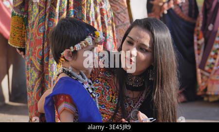 Delhi, India - 19 settembre 2025: Madre e bambino indiani che celebrano il festival Ganesh Chaturthi in abbigliamento tradizionale Foto Stock