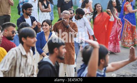 Delhi, India - 19 settembre 2025: Gruppo di indiani che celebrano il festival Ganesh Chaturthi con balli gioiosi Foto Stock