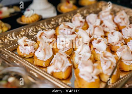 Vassoio di ristorazione che serve antipasti con tacchino e formaggio Foto Stock