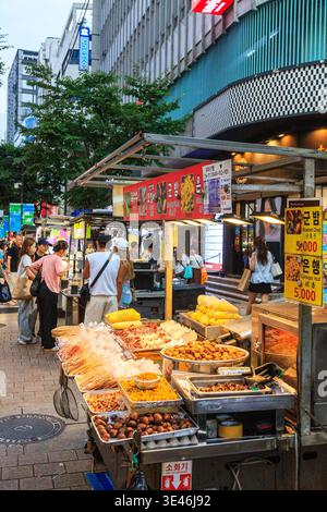 Corea del Sud, Seoul, distretto di Jung, quartiere di Myeongdong-ro, via Myeongdong-gil, mercato del cibo di strada Foto Stock