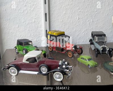 Collezione di auto giocattolo vintage su ripiano, con modelli Diecast Classic con vernice lucida e dettagli cromati, cabriolet assortite, coupé e berline A. Foto Stock