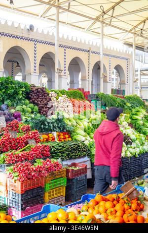 Tunisia, Tunisi, via Charles de Gaulle, mercato centrale risalente alla fine del XIX secolo, venditore di verdure Foto Stock