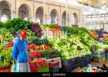 Tunisia, Tunisi, via Charles de Gaulle, mercato centrale risalente alla fine del XIX secolo, venditore di verdure Foto Stock