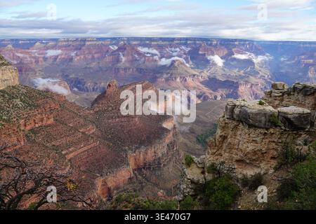 Paesaggio del Grand Canyon con formazioni rocciose stratificate e nuvole alla deriva sulle profonde valli del canyon, viste dal punto panoramico a picco sulla scogliera in Arizona Foto Stock