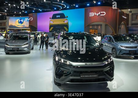 Bangkok, Thailandia. 24 marzo 2026. Lo stand BYD del 47° Salone Internazionale dell'automobile di Bangkok presso l'IMPACT Challenger Hall. Circa 45 produttori di automobili e motociclette partecipano allo spettacolo. Quest'anno, il tema è "LA SINCRONICITÀ ICONICA", che indica la perfetta integrazione tra innovazione automobilistica, tecnologia avanzata e design unico. Credito: SOPA Images Limited/Alamy Live News Foto Stock