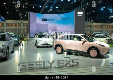 Bangkok, Thailandia. 24 marzo 2026. Lo stand Geely del 47° Salone Internazionale dell'automobile di Bangkok presso l'IMPACT Challenger Hall. Circa 45 produttori di automobili e motociclette partecipano allo spettacolo. Quest'anno, il tema è "LA SINCRONICITÀ ICONICA", che indica la perfetta integrazione tra innovazione automobilistica, tecnologia avanzata e design unico. Credito: SOPA Images Limited/Alamy Live News Foto Stock