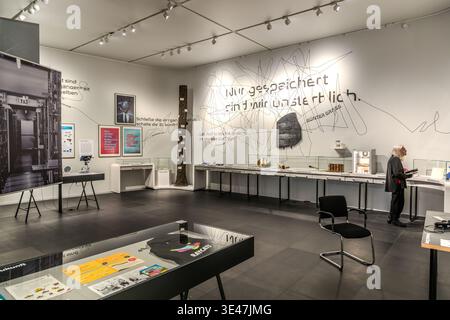 Un visitatore guarda le mostre della mostra speciale "Forget IT". Museo tedesco dei libri e della scrittura. Lipsia, Sassonia, Germania Foto Stock