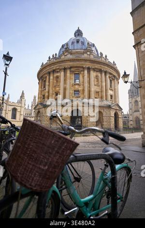 Radcliffe Square con Radcliffe camera, University Church of Saint Mary the Virgin e All Souls College, biciclette in foregroundI, Oxford Regno Unito Foto Stock
