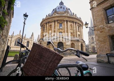 Radcliffe Square con Radcliffe camera, University Church of Saint Mary the Virgin e All Souls College, biciclette in foregroundI, Oxford Regno Unito Foto Stock