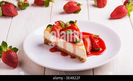 Deliziosa casa cheesecake con fragole bianco su un tavolo di legno. Foto Stock