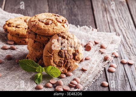 I biscotti al cioccolato con menta e gocce di cioccolato, il fuoco selettivo. Foto Stock