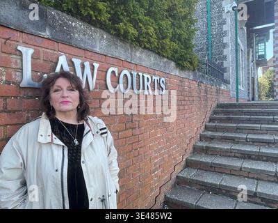 Attivista ambientale Julie Wassmer fuori dal tribunale della contea di Canterbury nel Kent, la campagna ambientale è stata condannata a pagare le bollette non pagate per le acque reflue della Southern Water dopo un boicottaggio di quattro anni, e ha affermato che il caso "non ci impedirà di continuare a sottolineare l'ingiustizia di base per i clienti idrici”. Julie Wassmer ha rifiutato di pagare la parte delle acque reflue della sua bolletta dal 2021, dopo che alla società è stata inflitta una multa record di 90 milioni di sterline per 6.971 scarichi di acque reflue non consentiti. Data foto: Giovedì 26 marzo 2026. Foto Stock