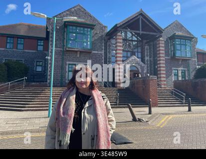 Attivista ambientale Julie Wassmer fuori dal tribunale della contea di Canterbury nel Kent, la campagna ambientale è stata condannata a pagare le bollette non pagate per le acque reflue della Southern Water dopo un boicottaggio di quattro anni, e ha affermato che il caso "non ci impedirà di continuare a sottolineare l'ingiustizia di base per i clienti idrici”. Julie Wassmer ha rifiutato di pagare la parte delle acque reflue della sua bolletta dal 2021, dopo che alla società è stata inflitta una multa record di 90 milioni di sterline per 6.971 scarichi di acque reflue non consentiti. Data foto: Giovedì 26 marzo 2026. Foto Stock