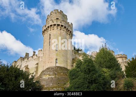 Il castello di Warwick veniva visto da Mill Street in una giornata di sole. Foto Stock