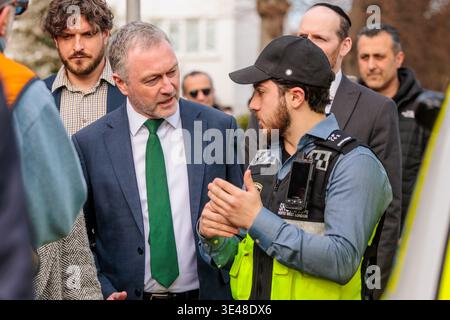 Golders Green, Londra, Regno Unito. 26 marzo 2026. Steve Reed OBE, Segretario di Stato per gli alloggi, le comunità e il governo locale, visita la sinagoga di Golders Green a seguito dell'attacco doloso a Hatzola, un servizio di ambulanza volontaria, nei loro locali all'inizio di questa settimana Twommen arrestati in relazione all'attacco sono stati rilasciati su cauzione. Crediti: Amanda Rose/Alamy Live News Foto Stock
