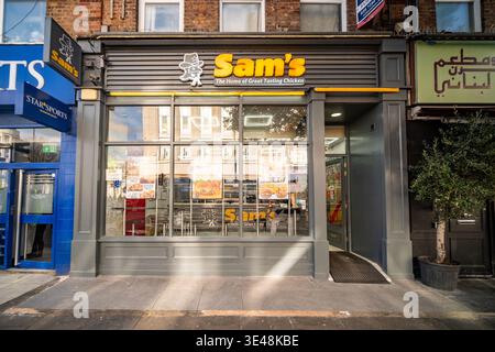 LONDRA - 24 FEBBRAIO 2026: Ristorante fast food Sam's Chicken in Harrow Road Maida Hill W9 Foto Stock