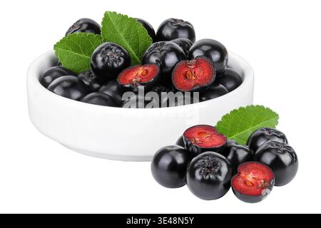 Ciotola di cioccolato in ceramica isolata su sfondo bianco. Aronia nera. Foto Stock