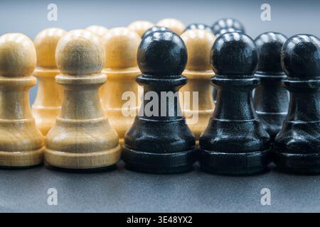 Lotta di squadra, soluzioni aziendali, pedine, scacchi. Foto Stock