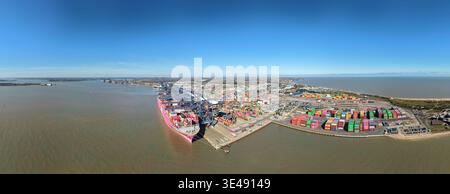 Vista aerea di un vivace arazzo di colorati container e di una grande nave sotto il cielo blu, il molo, il porto di Felixstowe, Felixstowe, Unite Foto Stock