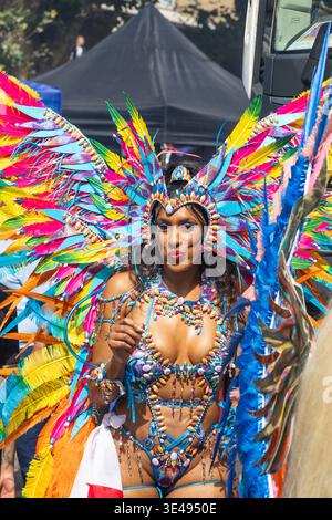 Vibrante mascherato al Carnevale di Notting Hill 2023. Londra, Regno Unito, 28 agosto 2023 Foto Stock