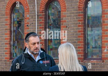 Golders Green, Londra, Regno Unito. 26 marzo 2026. Un chiaro danno alle finestre delle sinagoghe è visibile come volontario per Haztola rilascia un'intervista a seguito dell'attacco doloso al servizio di ambulanza di Golders Green all'inizio di questa settimana due uomini arrestati in relazione all'attacco sono stati rilasciati su cauzione. Crediti: Amanda Rose/Alamy Live News Foto Stock
