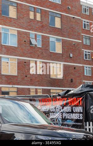 Golders Green, Londra, Regno Unito. 26 marzo 2026. Le finestre a bordo degli appartamenti accanto alla sinagoga di Golders Green mostrano l'entità dei danni provocati dall'incendio doloso a Hatzola, un servizio di ambulanza volontaria, nei loro locali all'inizio di questa settimana due uomini arrestati in relazione all'attacco sono stati rilasciati su cauzione. Crediti: Amanda Rose/Alamy Live News Foto Stock