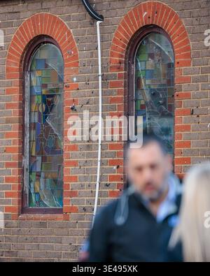 Golders Green, Londra, Regno Unito. 26 marzo 2026. Un chiaro danno alle finestre delle sinagoghe è visibile come volontario per Haztola rilascia un'intervista a seguito dell'attacco doloso al servizio di ambulanza di Golders Green all'inizio di questa settimana due uomini arrestati in relazione all'attacco sono stati rilasciati su cauzione. Crediti: Amanda Rose/Alamy Live News Foto Stock