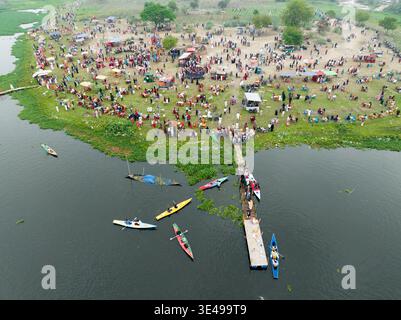 Vista aerea di un vivace raduno vicino a dia Bari Road con barche colorate che costellano le acque, Dacca, Dacca বিভাগ, Bangladesh. Foto Stock