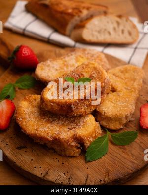 Torrijas. Una tradizionale ricetta spagnola di pane fritto ricoperto di uova e zucchero, preparata durante la settimana Santa. Foto Stock