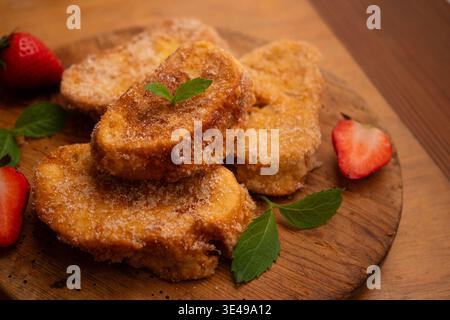 Torrijas. Una tradizionale ricetta spagnola di pane fritto ricoperto di uova e zucchero, preparata durante la settimana Santa. Foto Stock